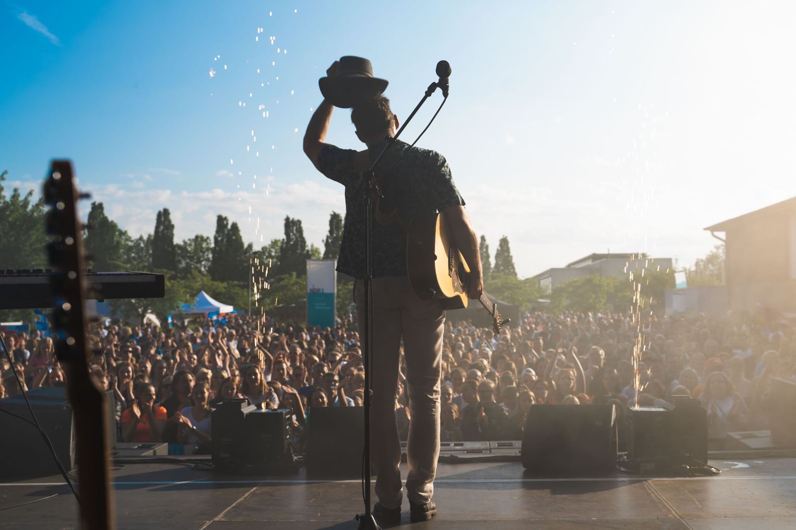 ÖXL Silhouette auf der Bühne bei Wismar tanzt 2023